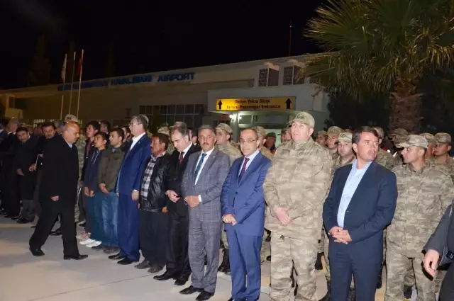Şehit Uzman Onbaşı Mehmet Yavşan'ın Naaşı Gece Karşılandı Şehit Uzman Onbaşı Mehmet Yavşan'ın Naaşı Gece Karşılandı