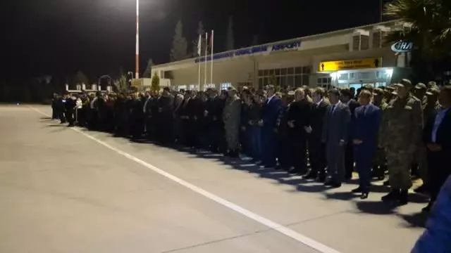Şehit Uzman Onbaşı Mehmet Yavşan'ın Naaşı Gece Karşılandı Şehit Uzman Onbaşı Mehmet Yavşan'ın Naaşı Gece Karşılandı