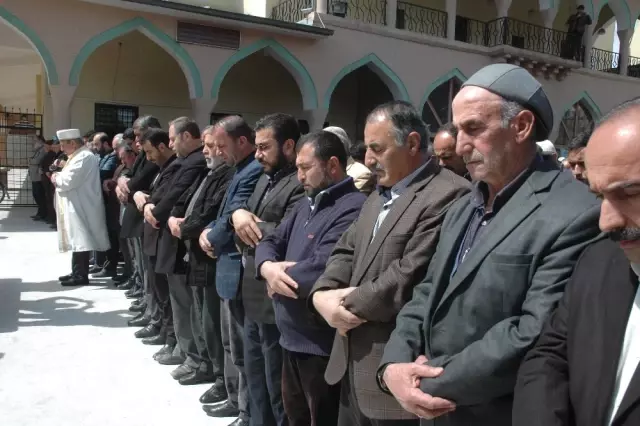 Suriye'de Katledilenler İçin Gıyabi Cenaze Namazı Suriye'de Katledilenler İçin Gıyabi Cenaze Namazı