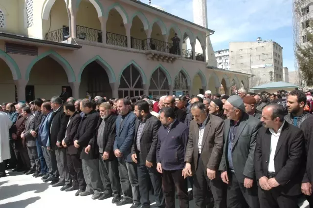 Suriye'de Katledilenler İçin Gıyabi Cenaze Namazı Suriye'de Katledilenler İçin Gıyabi Cenaze Namazı