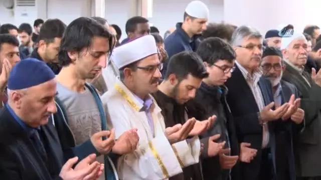 Yurt Genelinde İdlib'te Kimyasal Saldırıda Ölen Siviller İçin Gıyabi Cenaze Namazı Kılındı Yurt Genelinde İdlib'te Kimyasal Saldırıda Ölen Siviller İçin Gıyabi Cenaze Namazı Kılındı