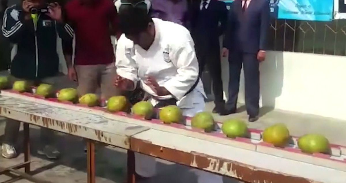 Çılgın Karateci, Kafasıyla 43 Hindistan Cevizi Kırdı