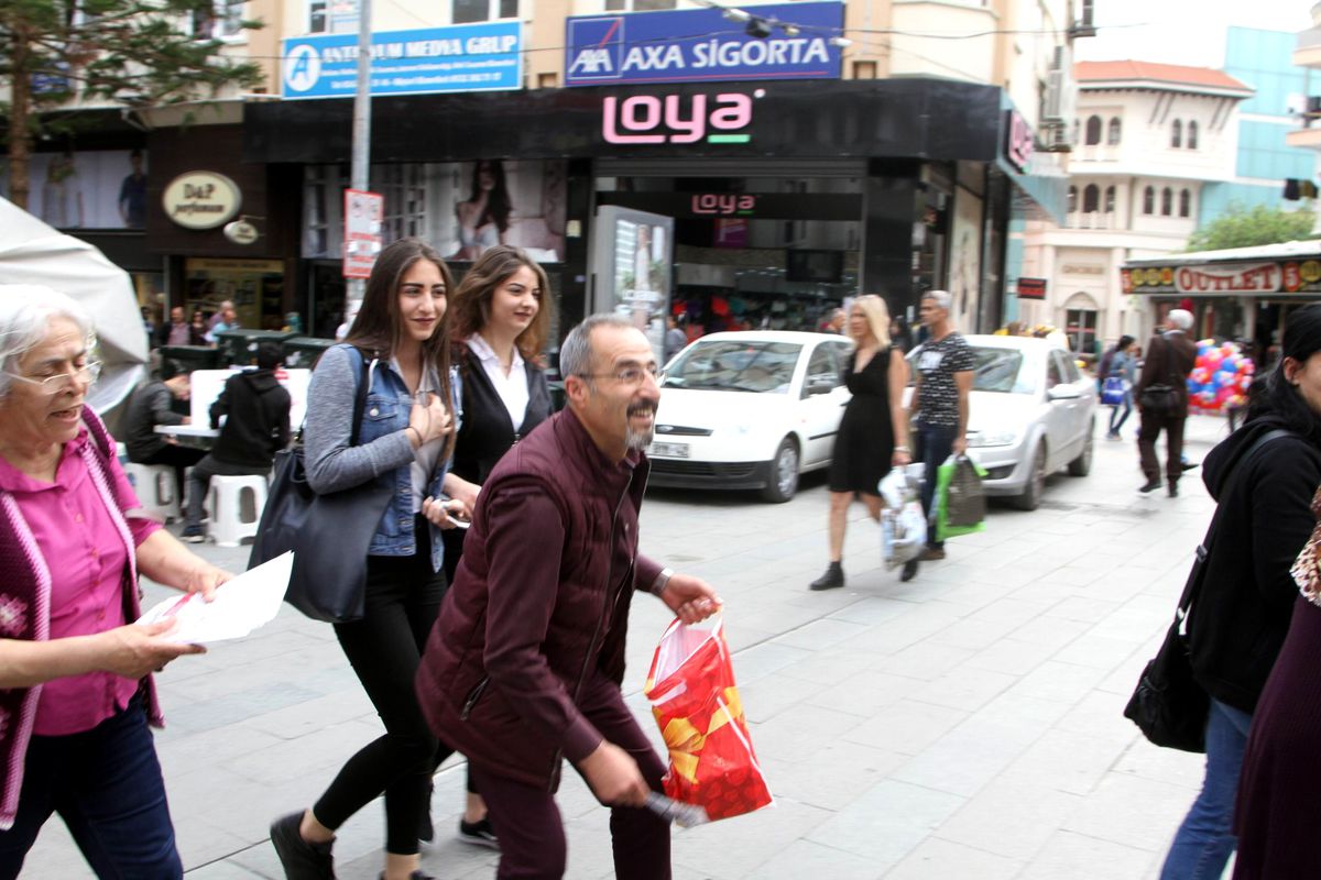 Eğitim Sen Üyelerinin Çevreye 'Hayır' Broşürü Saçması Tepki Çekti