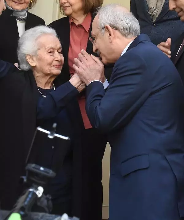 Ek Fotoğraflar//celal Bayar�ın Kızı Nilüfer Gürsoy Tam Sayfa İlan Verip
