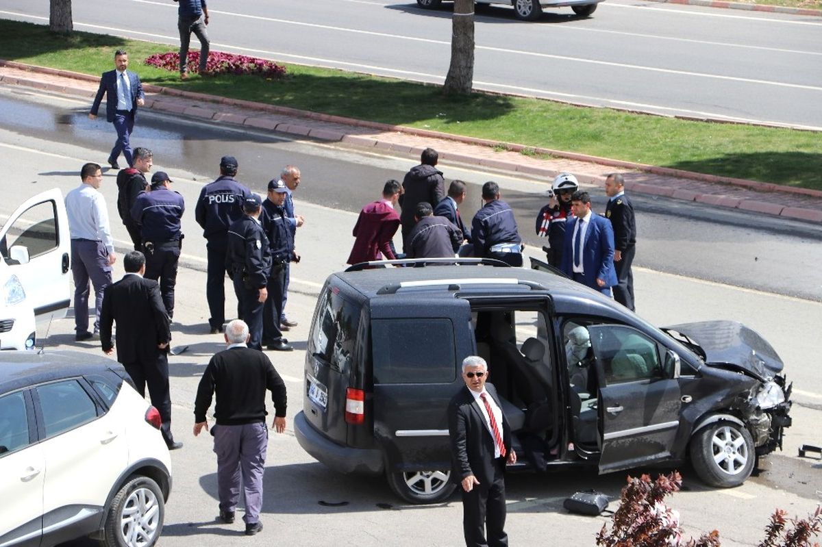 Kontrolden Çıkan Otomobil, Kılıçdaroğlu'nu Takip Eden Gazetecilerin Aracına Çarptı: 3 Yaralı