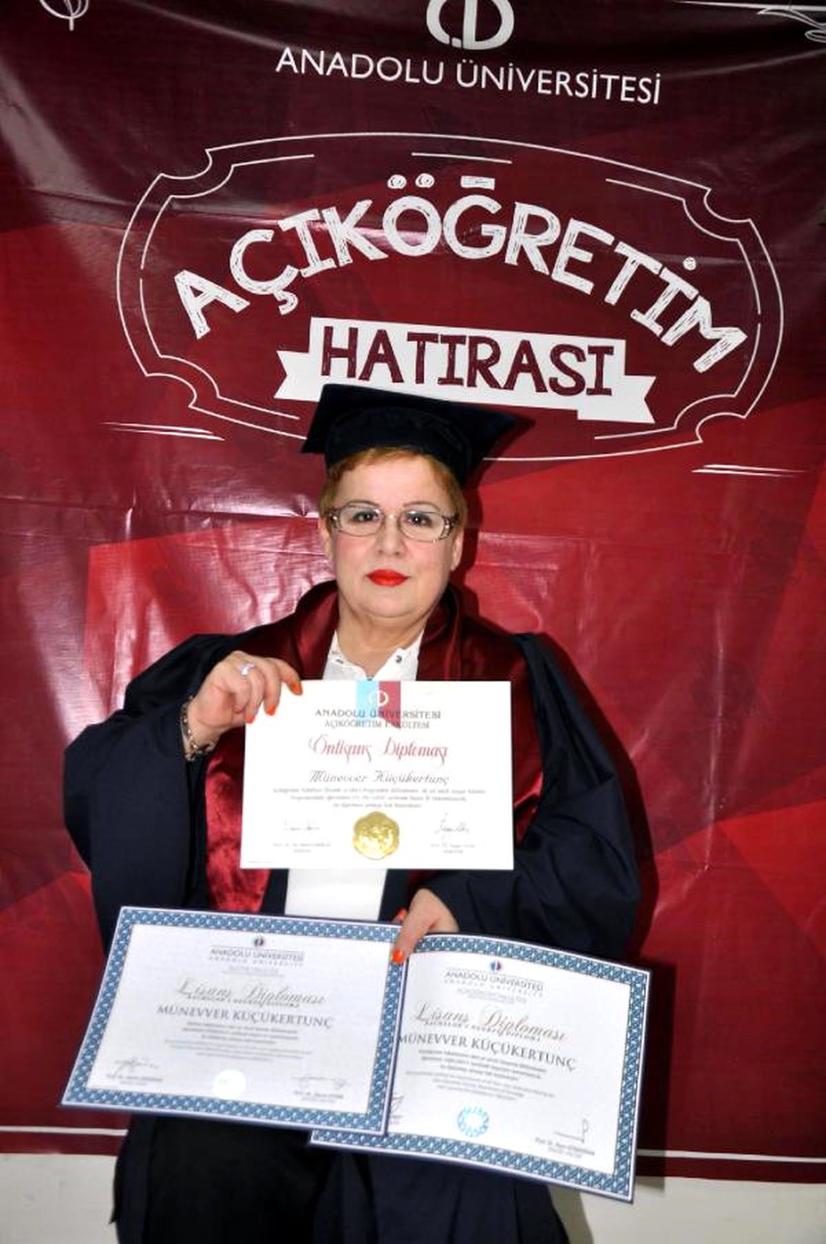 Ailesi 'Kızlar Okumaz' Dedi, Münevver 3 Üniversite Birden Bitirdi