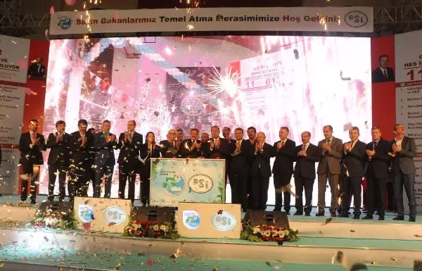 Bakanlar Avcı ve Eroğlu Öğrencilerle Fidan Dikti (3) Bakanlar Avcı ve Eroğlu Öğrencilerle Fidan Dikti (3)