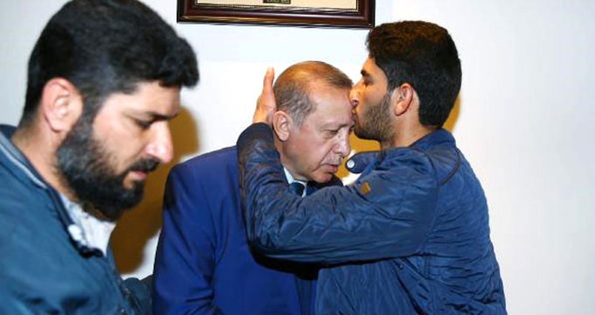 Kimyasal Saldırıda İkiz Bebeklerini Kaybeden Baba Erdoğan'ı Alnından Öptü