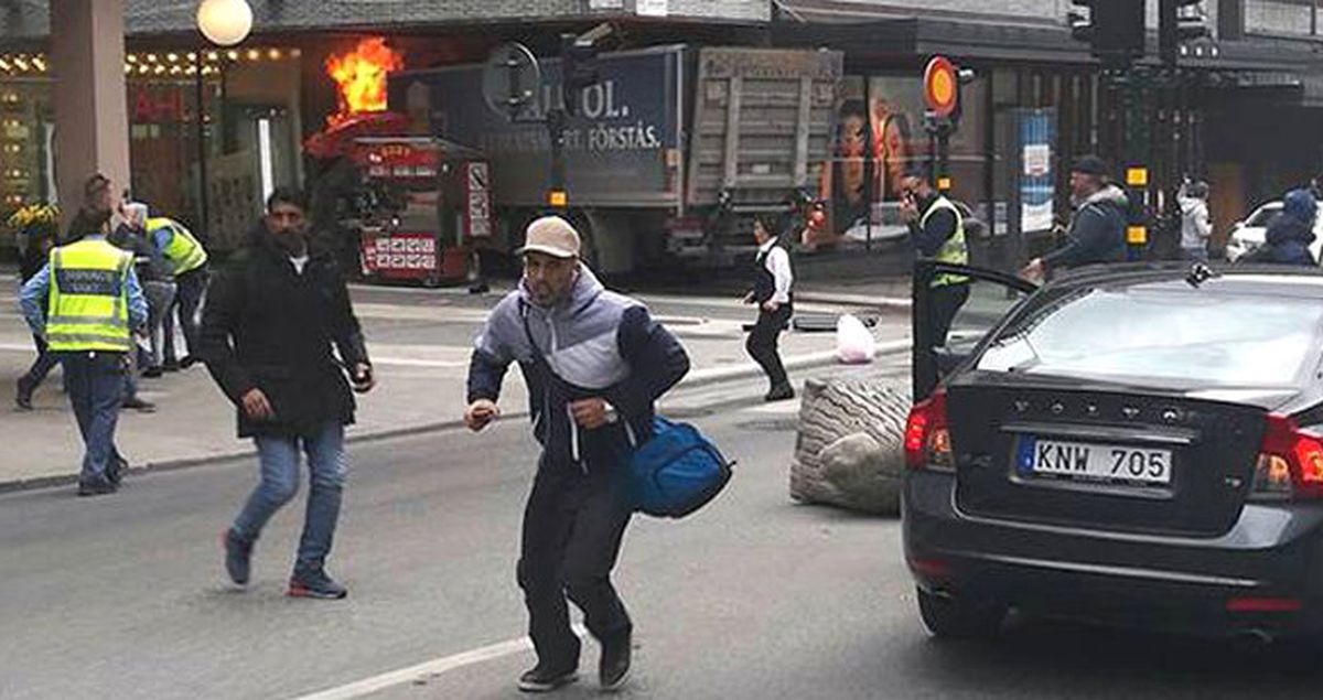 İsveç'te Kamyonlu Terör! Yayaların Üzerine Sürdü, Alışveriş Merkezine Daldı: 3 Ölü