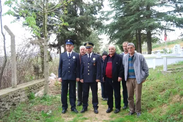 Şehit Polis İsmet Yiğit Mezarı Başında Anıldı Şehit Polis İsmet Yiğit Mezarı Başında Anıldı