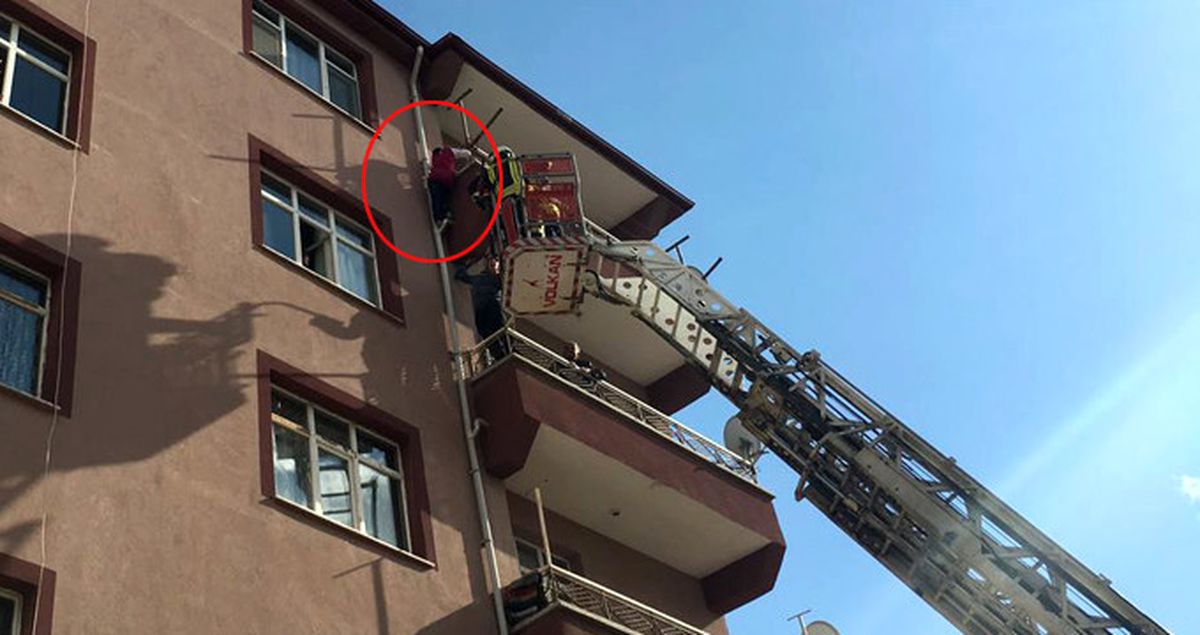 Balkon Demirinde Asılı Kalan Kızı Ölümden İtfaiye Kurtardı