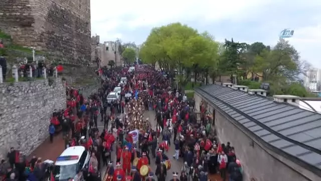 Bursa'nın Fetih Şenliklerinde Diriliş İzdihamı... Yürüyüş Havadan Görüntülendi Bursa'nın Fetih Şenliklerinde Diriliş İzdihamı... Yürüyüş Havadan Görüntülendi