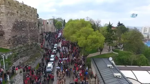 Bursa'nın Fetih Şenliklerinde Diriliş İzdihamı... Yürüyüş Havadan Görüntülendi Bursa'nın Fetih Şenliklerinde Diriliş İzdihamı... Yürüyüş Havadan Görüntülendi