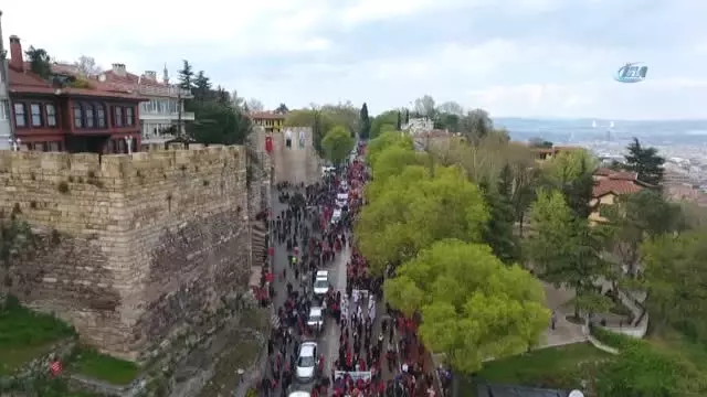 Bursa'nın Fetih Şenliklerinde Diriliş İzdihamı... Yürüyüş Havadan Görüntülendi Bursa'nın Fetih Şenliklerinde Diriliş İzdihamı... Yürüyüş Havadan Görüntülendi