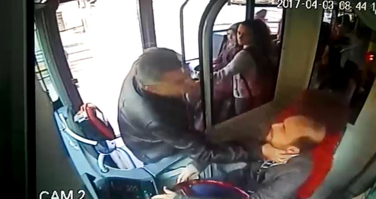 Öfkeli Yolcu, Kendisini Uyaran Otobüs Şoförünün Kolunu Kırdı