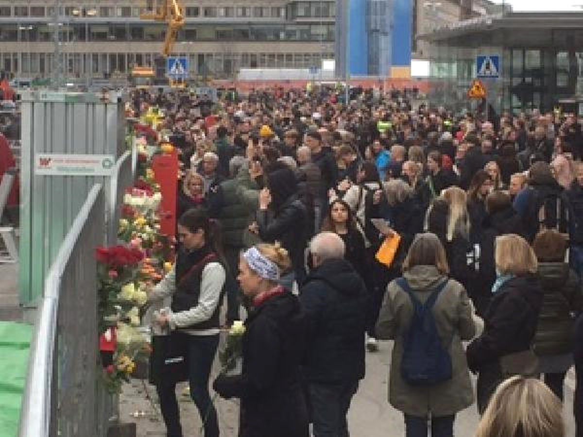 Stockholm'lüler Terör Saldırısının Gerçekleştiği Alana Çiçek Bıraktı