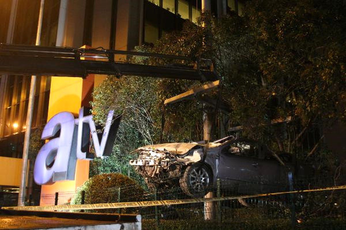 Takla Atan Otomobil ATV Televizyon Binasının Bahçesine Uçtu: 4 Yaralı