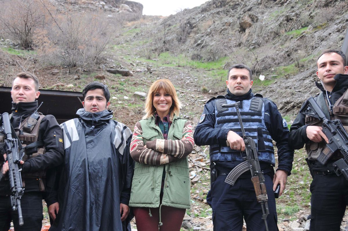 Gülben Ergen'den Hakkari Dağlarında Polislere Sürpriz