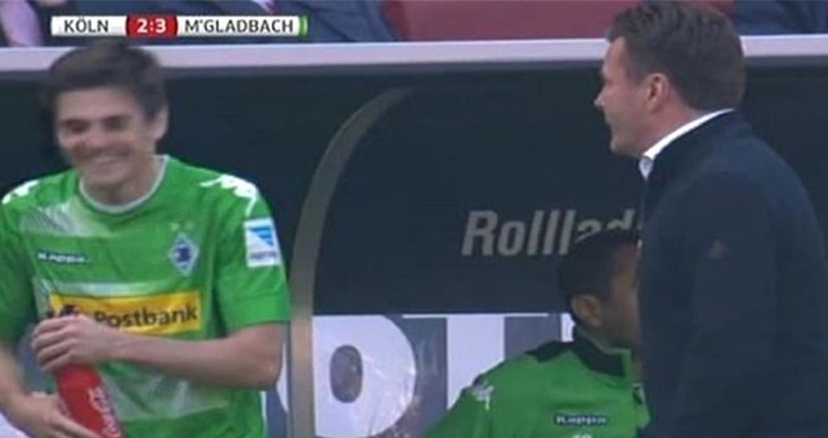 Mönchengladbach Hocası, Çıkardığı Oyuncusuna Taktik Verdi