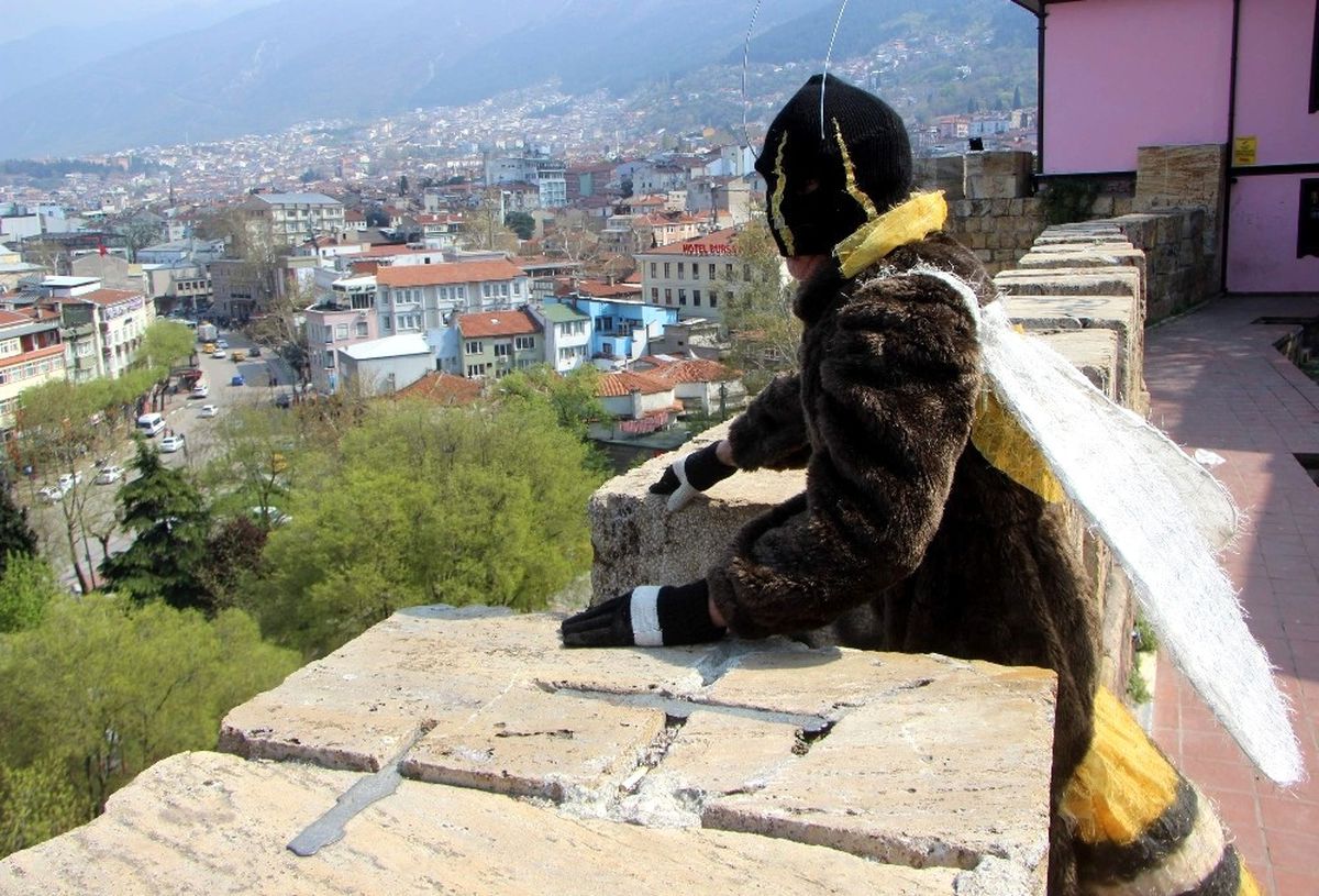 Karatay'ın Sözlerine Sinirlenen 'Arı Adam', Sokak Sokak Gezerek Balın Şifasını Anlattı