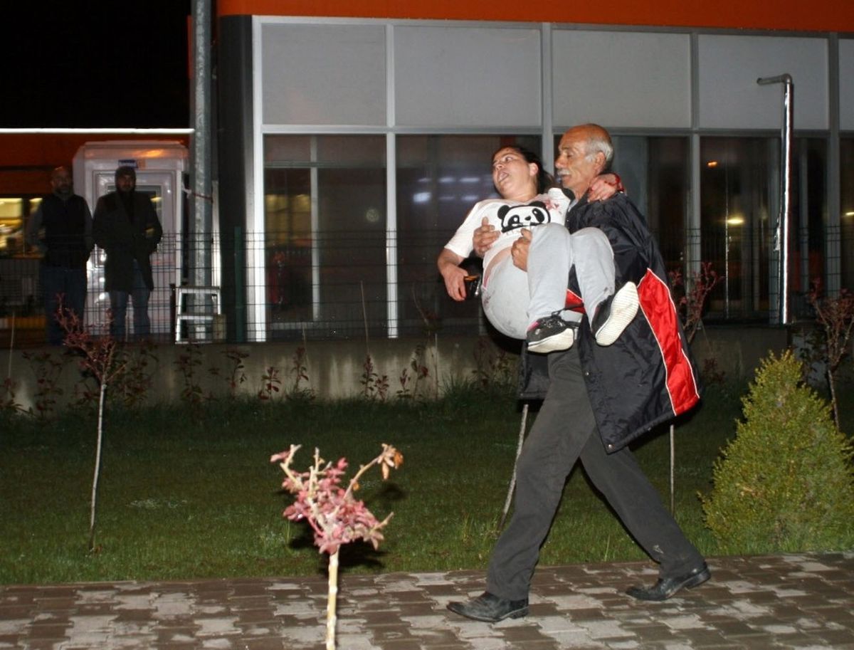 Sinir Krizi Geçiren Genç Kız, Üst Geçide Çıkarak Kollarını Kesti