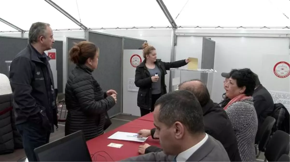 Ukrayna'daki Türk Vatandaşları, Referandum İçin Oylarını Kullandı