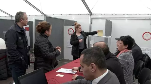 Ukrayna'daki Türk Vatandaşları, Referandum İçin Oylarını Kullandı