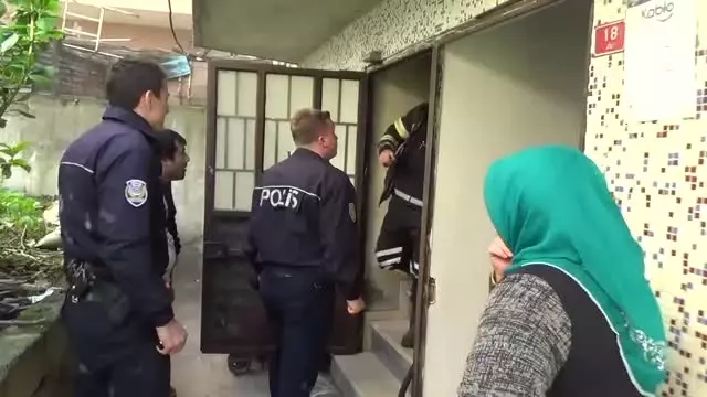 Çocuklarını Yangından Son Anda Kurtardı Çocuklarını Yangından Son Anda Kurtardı
