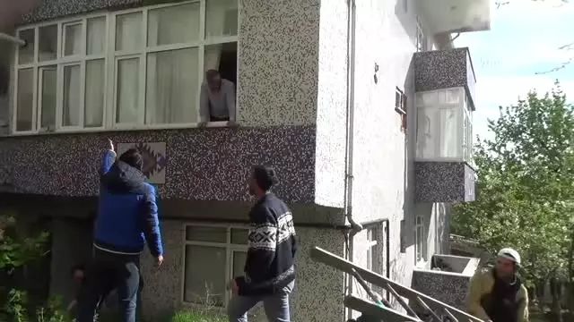 Çocuklarını Yangından Son Anda Kurtardı Çocuklarını Yangından Son Anda Kurtardı