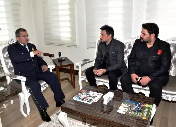 Kurtlar Vadisi Oyuncularından Emniyet Müdürüne Ziyaret Kurtlar Vadisi Oyuncularından Emniyet Müdürüne Ziyaret