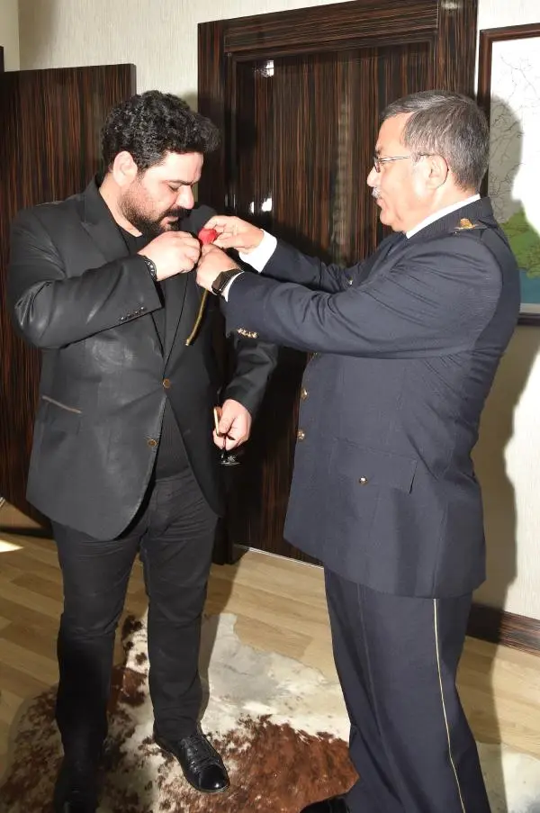 Kurtlar Vadisi Oyuncularından Emniyet Müdürüne Ziyaret Kurtlar Vadisi Oyuncularından Emniyet Müdürüne Ziyaret