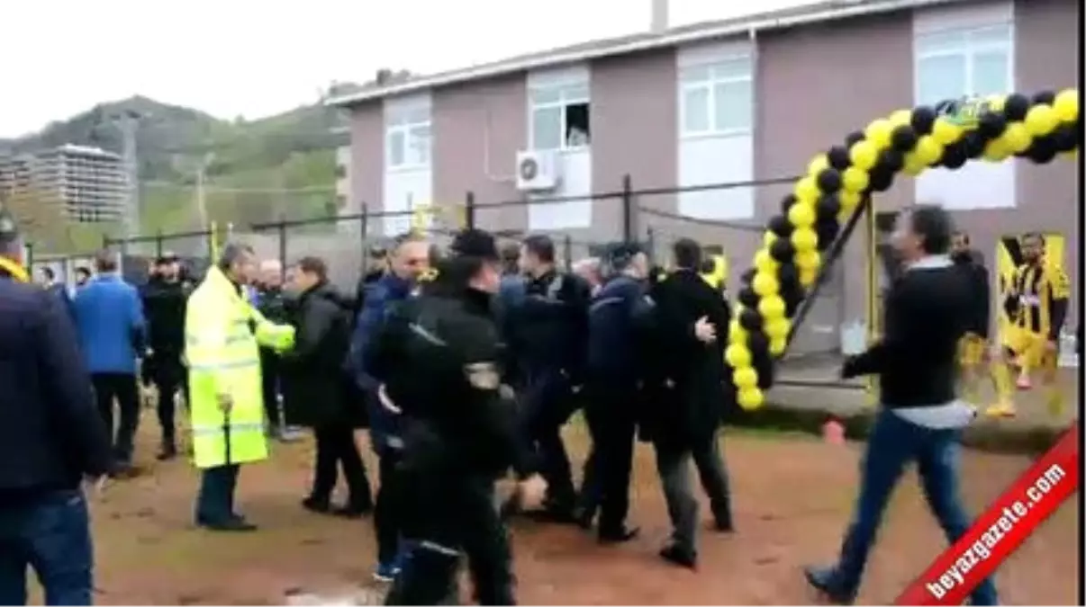 Şampiyonluk Maçında Tribünden Sahaya İnen Başkan Futbolcu Dövdü