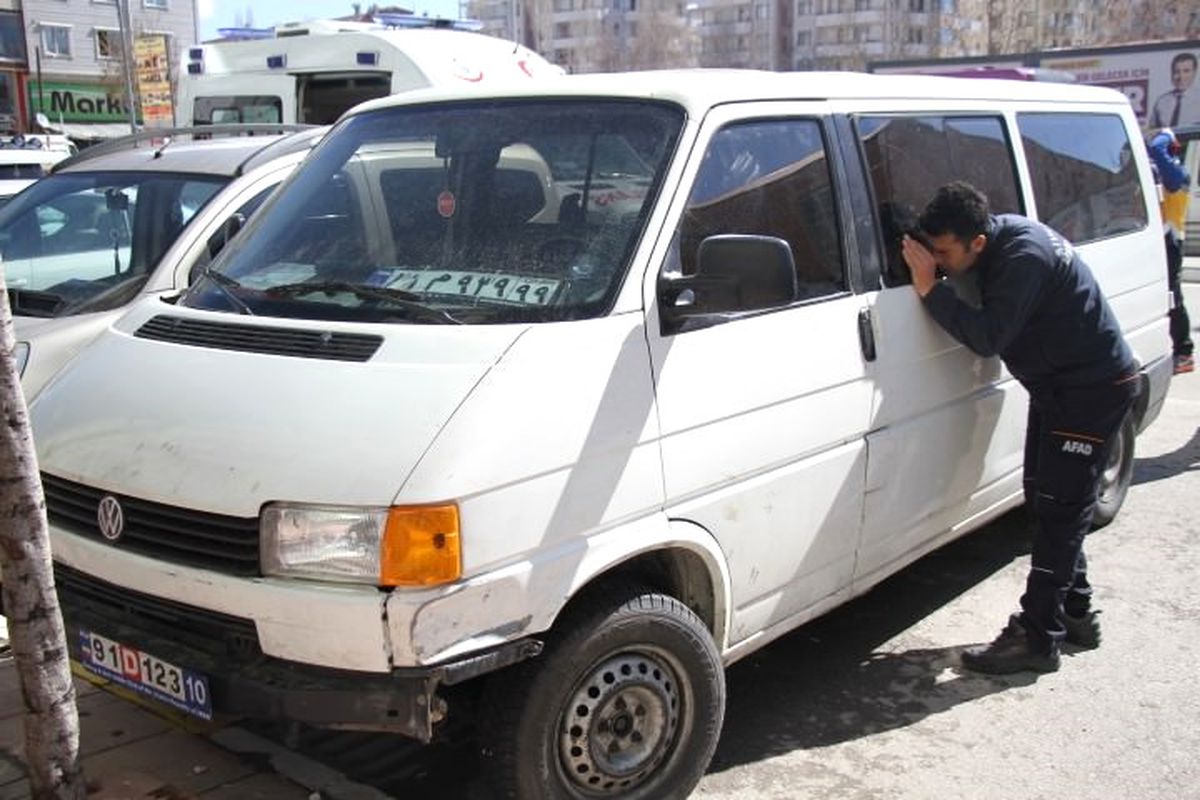 İranlı Vatandaş, 3 Gündür Park Halinde Bulunan Minibüste Ölü Bulundu