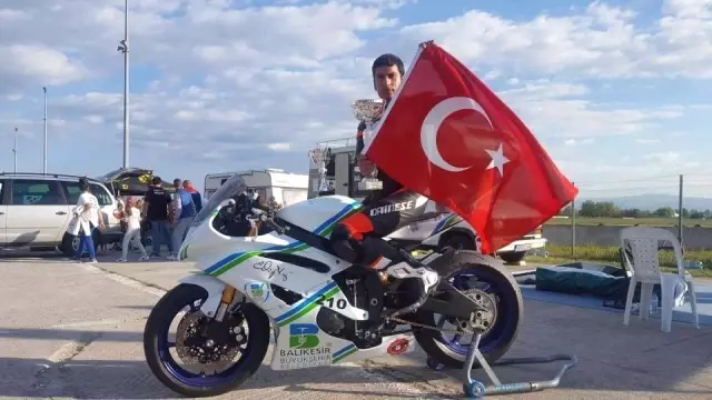 Başkan Uğur'a Şampiyon Sporcudan Ziyaret Başkan Uğur'a Şampiyon Sporcudan Ziyaret