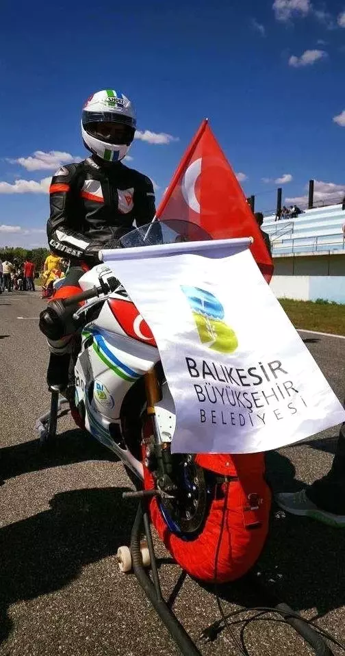 Başkan Uğur'a Şampiyon Sporcudan Ziyaret Başkan Uğur'a Şampiyon Sporcudan Ziyaret