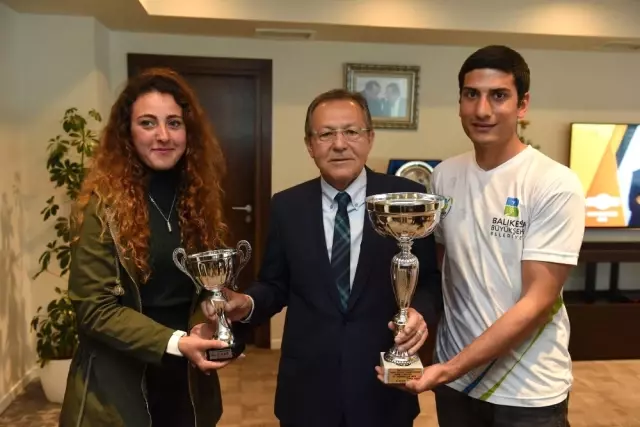 Başkan Uğur'a Şampiyon Sporcudan Ziyaret Başkan Uğur'a Şampiyon Sporcudan Ziyaret