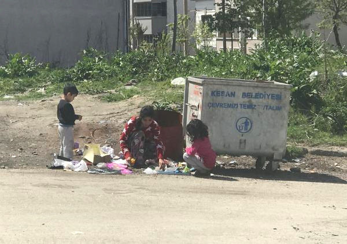 Edirne'de, Çöpten Bulduklarıyla Sevinen Çocuklar Yürek Sızlattı