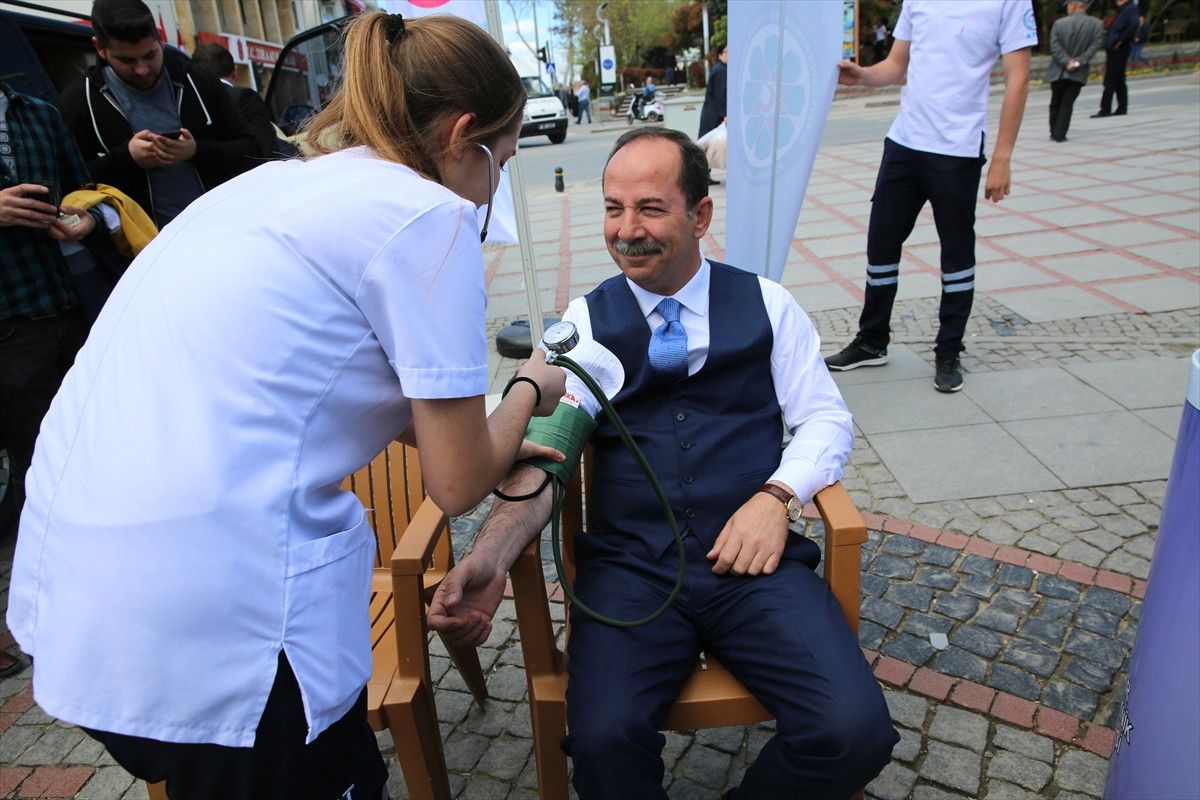 Başkan, 'Hayır' Çadırının Yerine Sağlık Standı Görünce Tansiyonunu Ölçtürdü