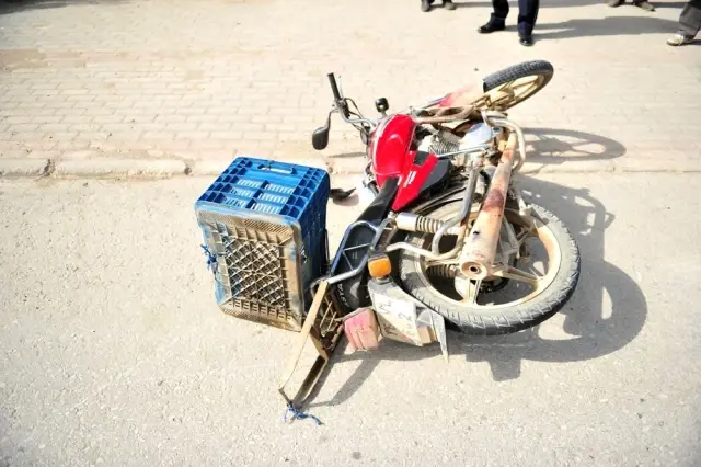 Motosiklet Kamyonla Çarpıştı: 1 Yaralı Motosiklet Kamyonla Çarpıştı: 1 Yaralı