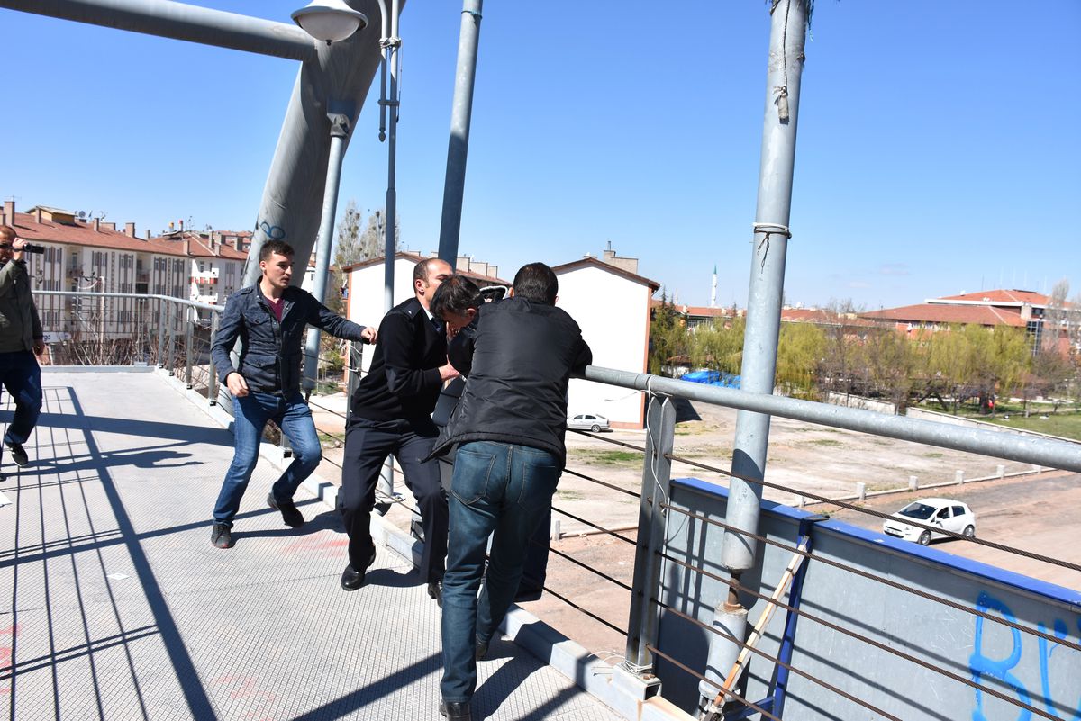 Üst Geçitteki İntihar Girişimine Polis Engeli