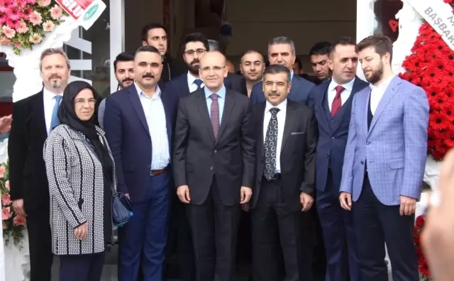 Başbakan Yardımcısı Mehmet Şimşek, Gaziantep'te Beyaz Eşya Mağazasının Açılışını Yaptı Başbakan Yardımcısı Mehmet Şimşek, Gaziantep'te Beyaz Eşya Mağazasının Açılışını Yaptı