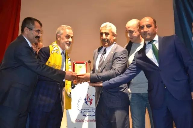 İş Adamı Ergün'den Bin Sporcuya Malzeme Desteği İş Adamı Ergün'den Bin Sporcuya Malzeme Desteği