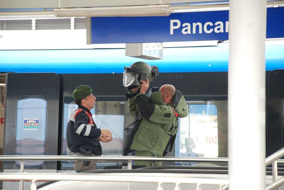 İzmir'de Bomba İhbarıyla Tren Durduruldu, Yolcular Tahliye Edildi