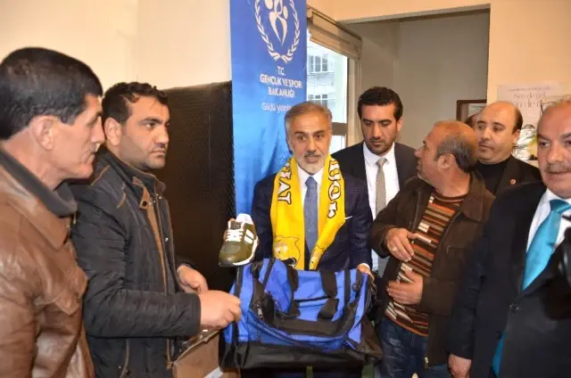 Muşlu İş Adamından Sporculara Malzeme Yardımı Muşlu İş Adamından Sporculara Malzeme Yardımı