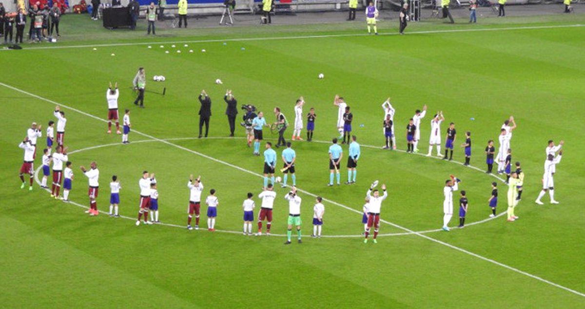 Lyon'lu ve Beşiktaşlı Oyuncular Sahaya Beraber Çıktı