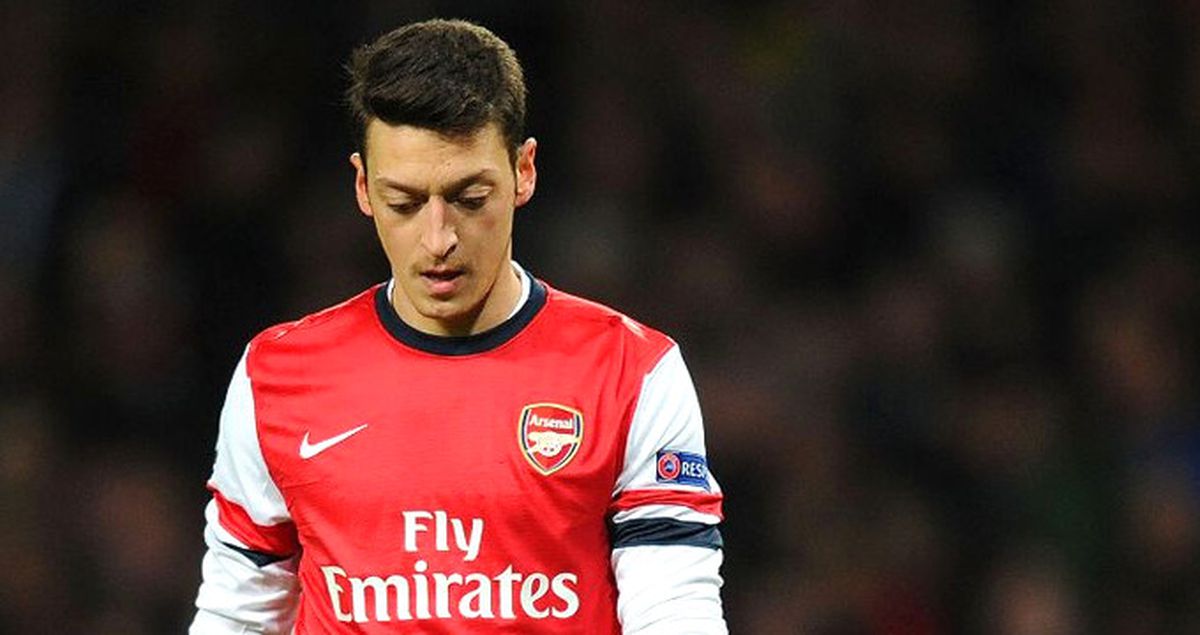 Mesut Özil, Asistan Hocası Steve Bould'a Su Şişesi Fırlattı
