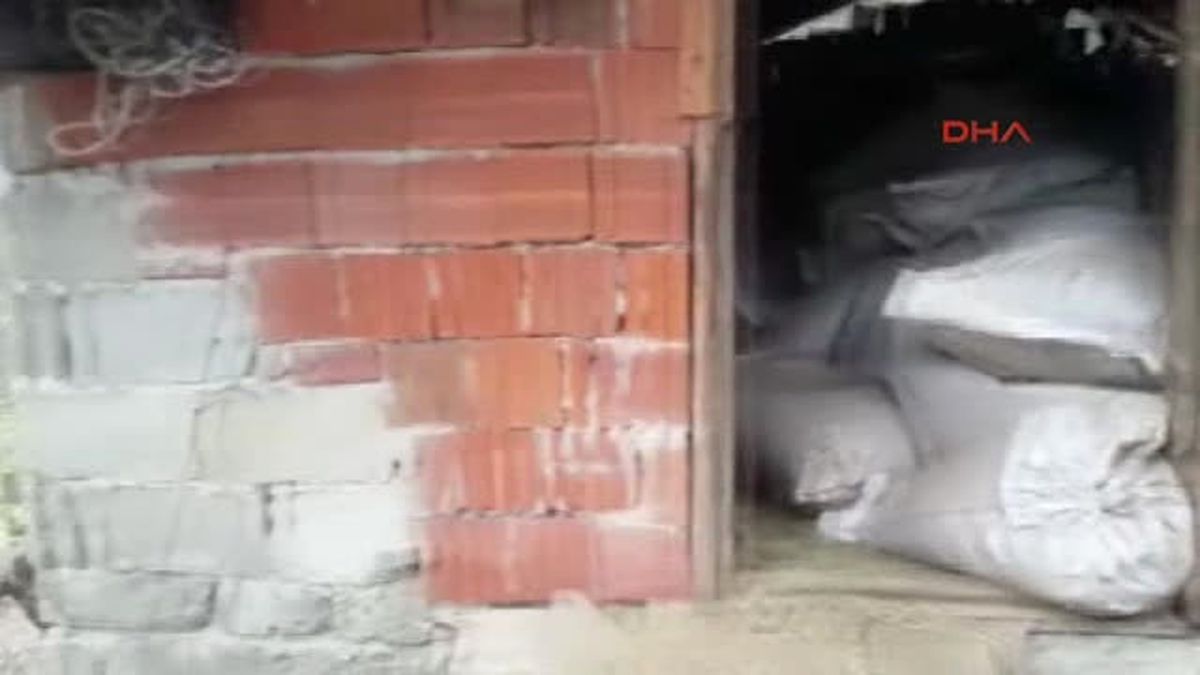 Rize Evin Döşemelerinin Altında 8 Tabanca Bulundu