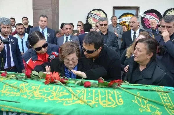 Yılın Doktoru', Gözyaşlarıyla Uğurlandı Yılın Doktoru', Gözyaşlarıyla Uğurlandı