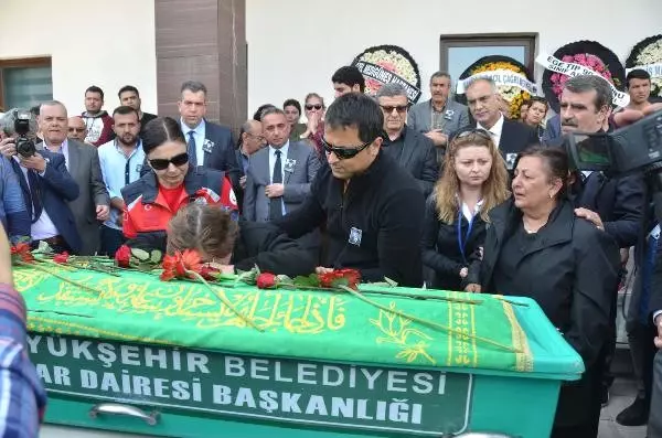 Yılın Doktoru', Gözyaşlarıyla Uğurlandı Yılın Doktoru', Gözyaşlarıyla Uğurlandı