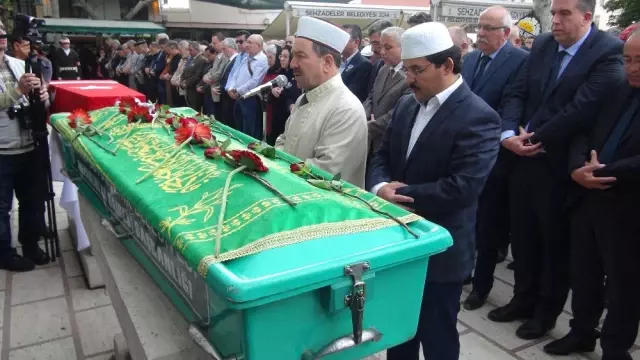 Yılın Doktoru' Son Yolculuğuna Uğurlandı Yılın Doktoru' Son Yolculuğuna Uğurlandı